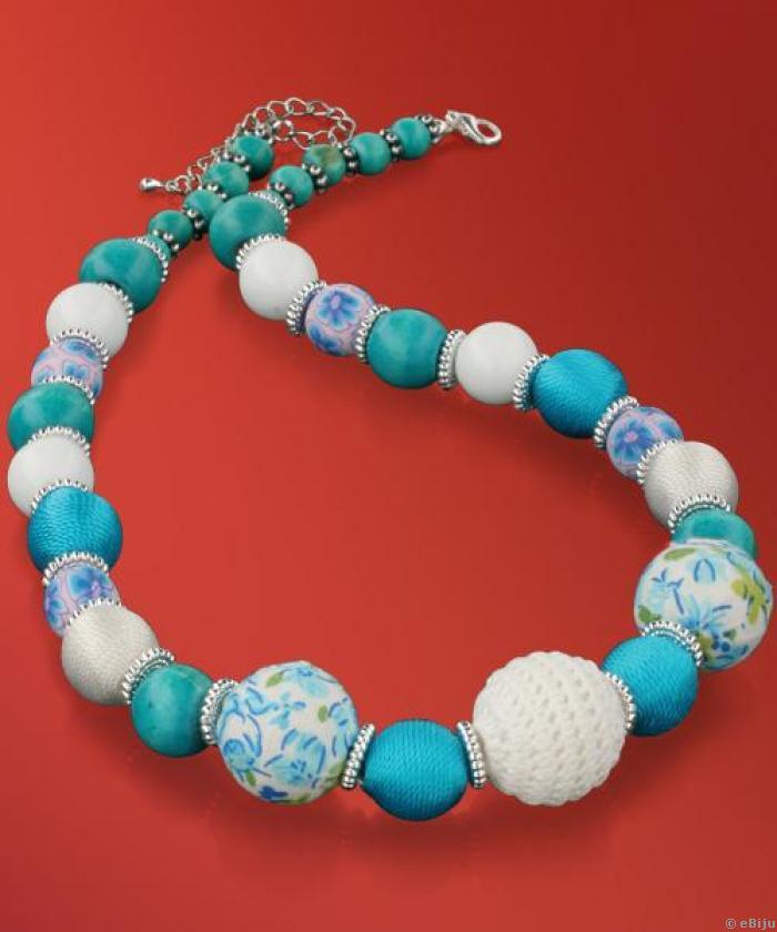 Fehér-kék virágos nyaklánc, fa-, fimo- és textilgyöngyökből