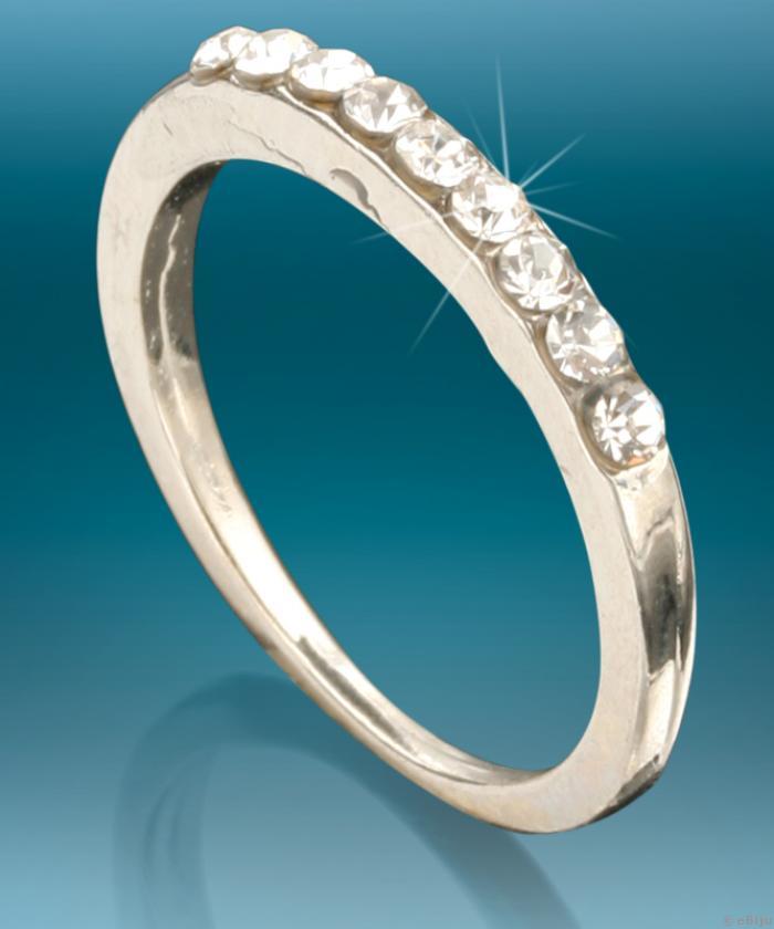 Fehér strasszos gyűrű ezüstszínű fémből (18 mm)