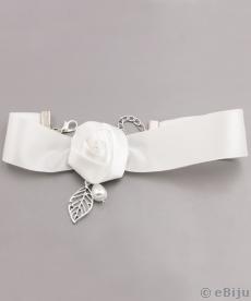 Fehér szatén choker, rózsával és levéllel