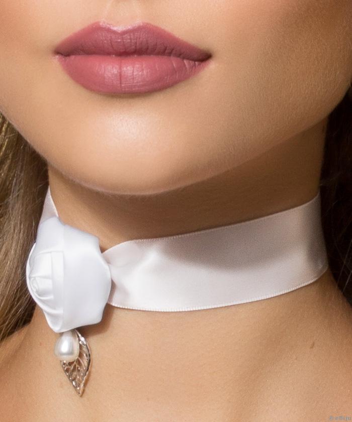 Fehér szatén choker, rózsával és levéllel