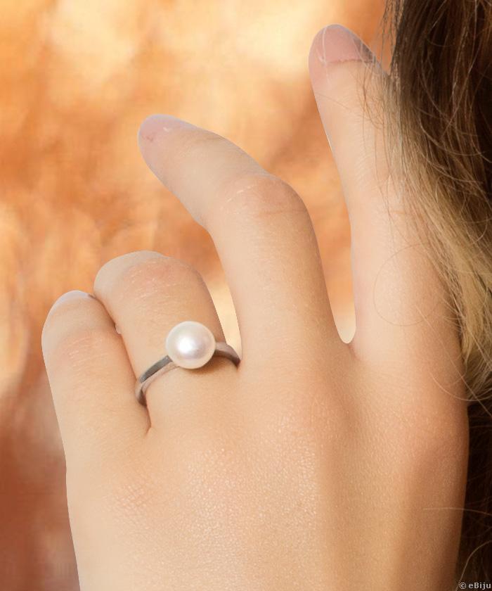 Fehér tenyésztett gyöngy gyűrű ezüstszínű fémmel