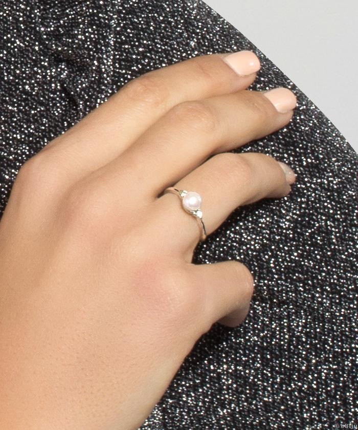 Fehér tenyésztett gyöngy gyűrű két kristállyal