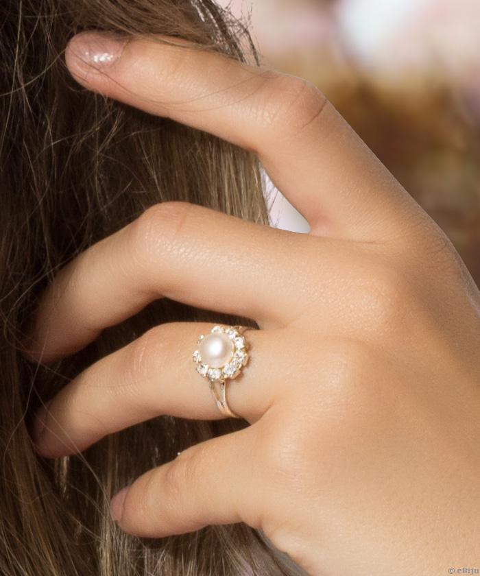 Fehér tenyésztett gyöngy gyűrű kristályokkal