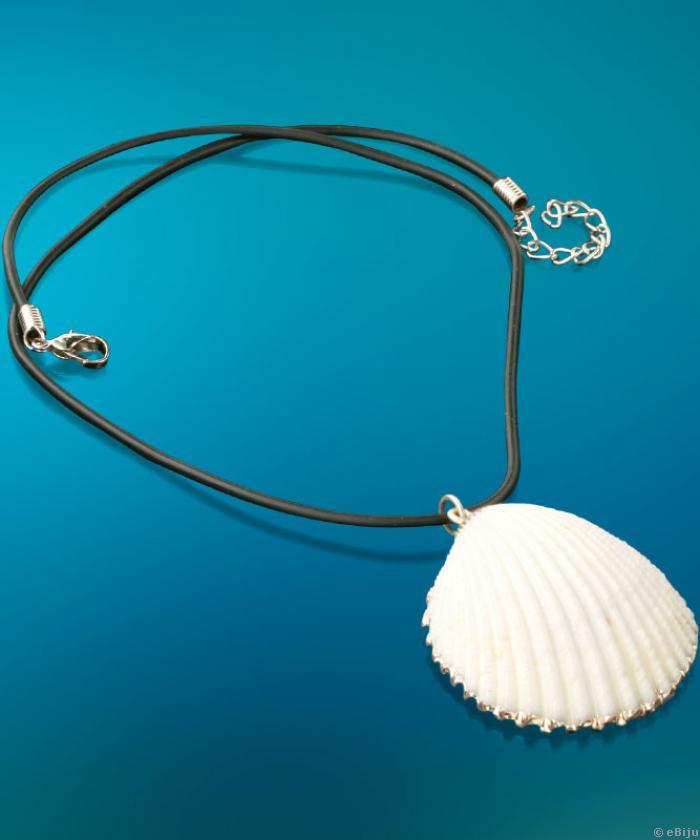Fehér, természetes kagyló medál ezüstszínű széllel