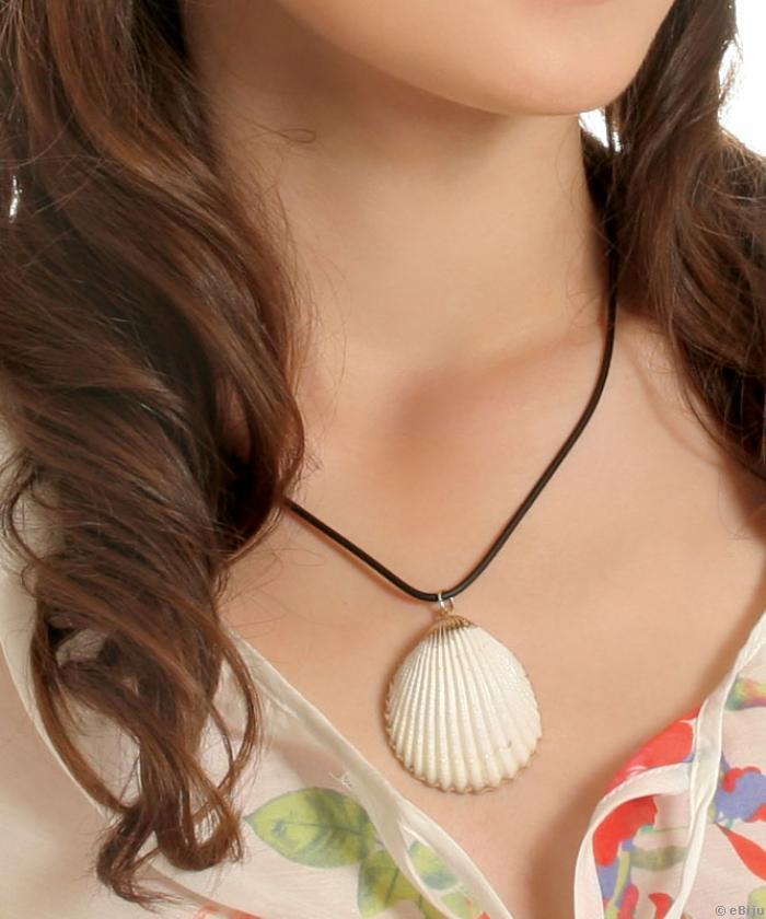 Fehér, természetes kagyló medál ezüstszínű széllel