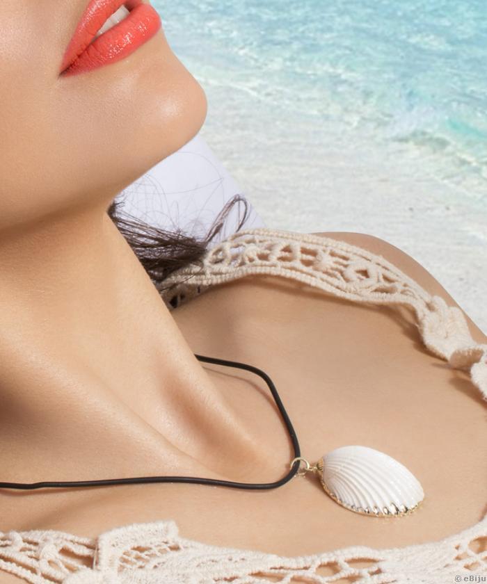 Fehér, természetes kagyló medál ezüstszínű széllel