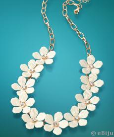 Fehér virág nyakék aranyszínű fémmel