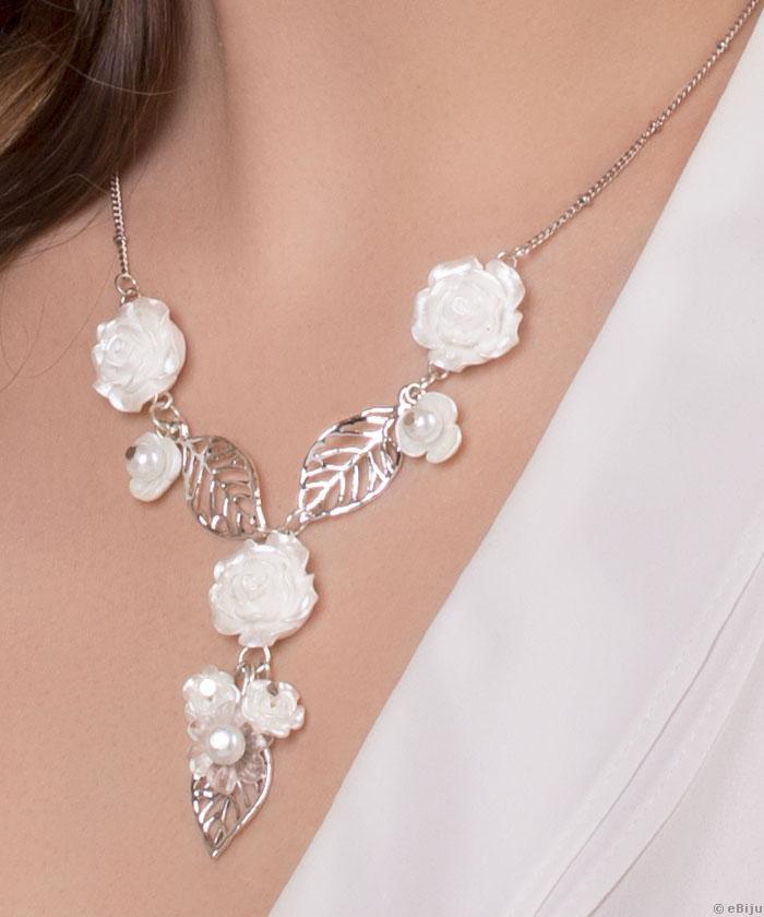 Fehér, Y formájú menyasszonyi nyakék, rózsákkal