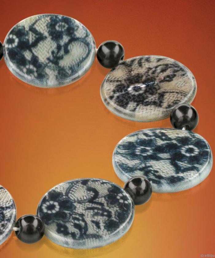 Fekete csipke mintájú karkötő gyöngyházból és üveggyöngyökből