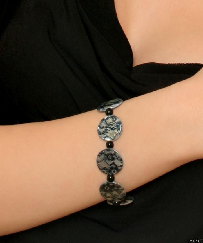 Fekete csipke mintájú karkötő gyöngyházból és üveggyöngyökből