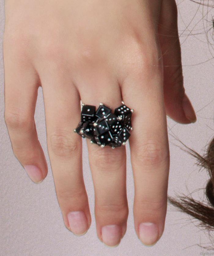 Fekete dobókocka gyűrű