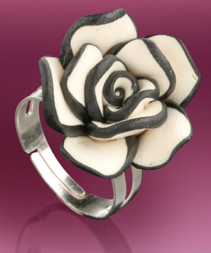 Fekete-fehér virág gyűrű fimoból