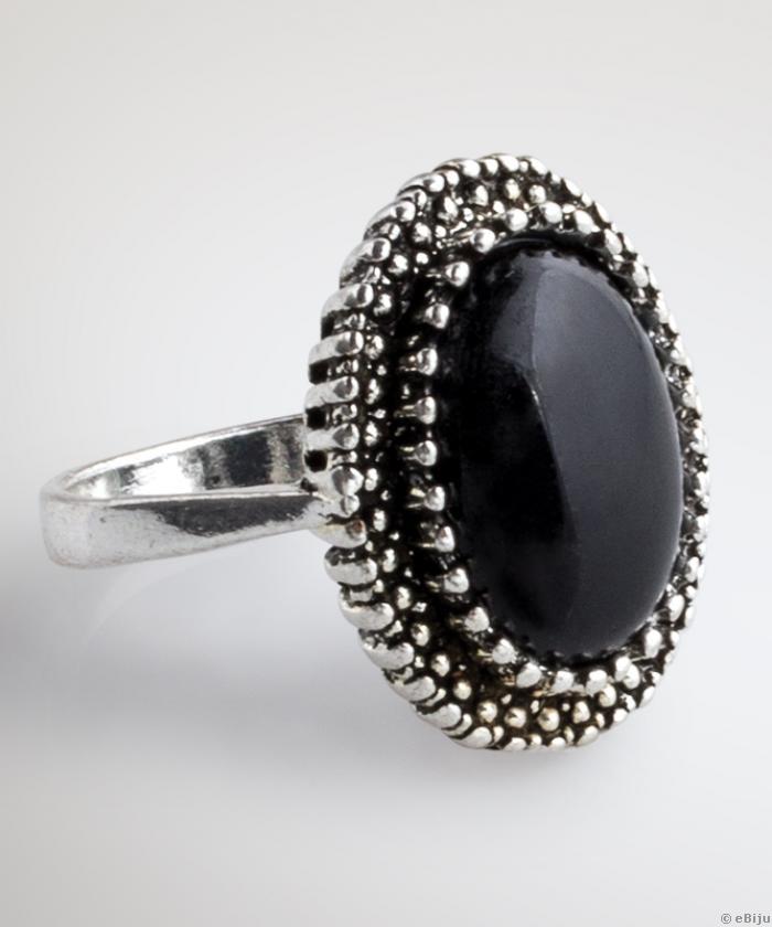 Fekete köves gyűrű, ezüstszínű fémből, 16 mm