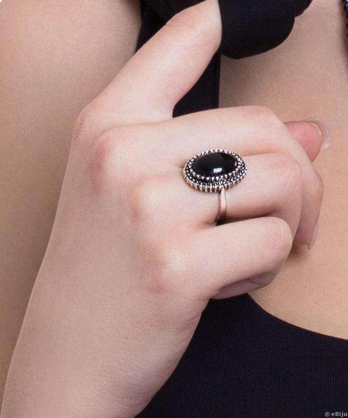 Fekete köves gyűrű, ezüstszínű fémből, 16 mm
