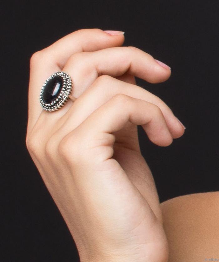 Fekete köves gyűrű, ezüstszínű fémből, 17 mm