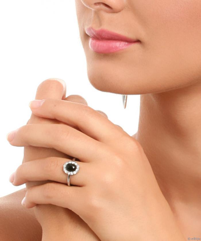 Fekete köves gyűrű fehér strasszokkal (méret: 17 mm)