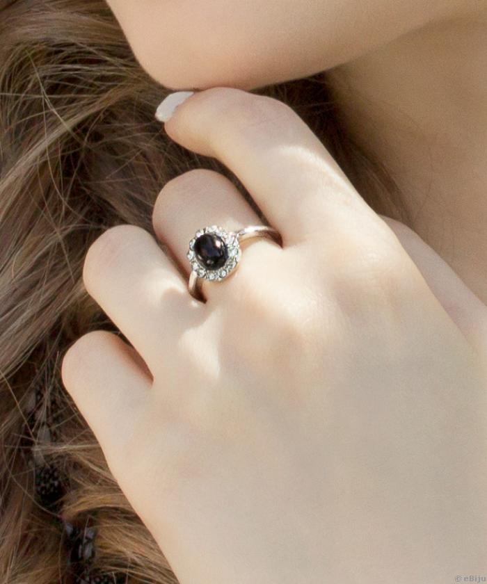 Fekete köves gyűrű fehér strasszokkal (méret: 17 mm)