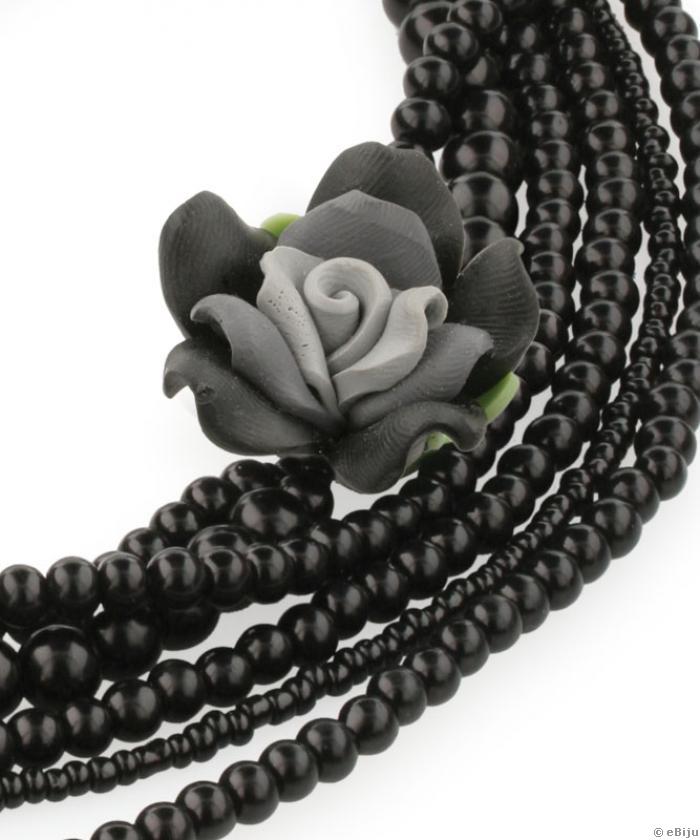 Fekete nyakék üveggyöngyökből, szürke fimo virággal