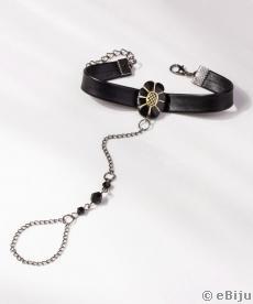 Fekete, ujjas karkötő, láncból készült gyűrűvel