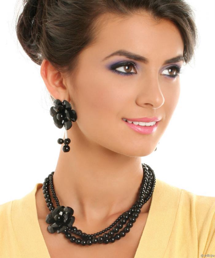 Fekete üveggyöngy nyaklánc virággal