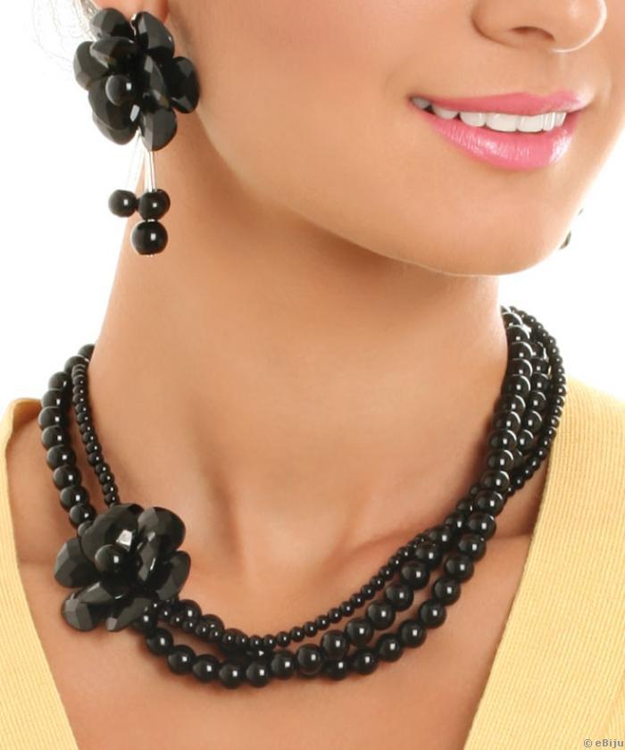 Fekete üveggyöngy nyaklánc virággal