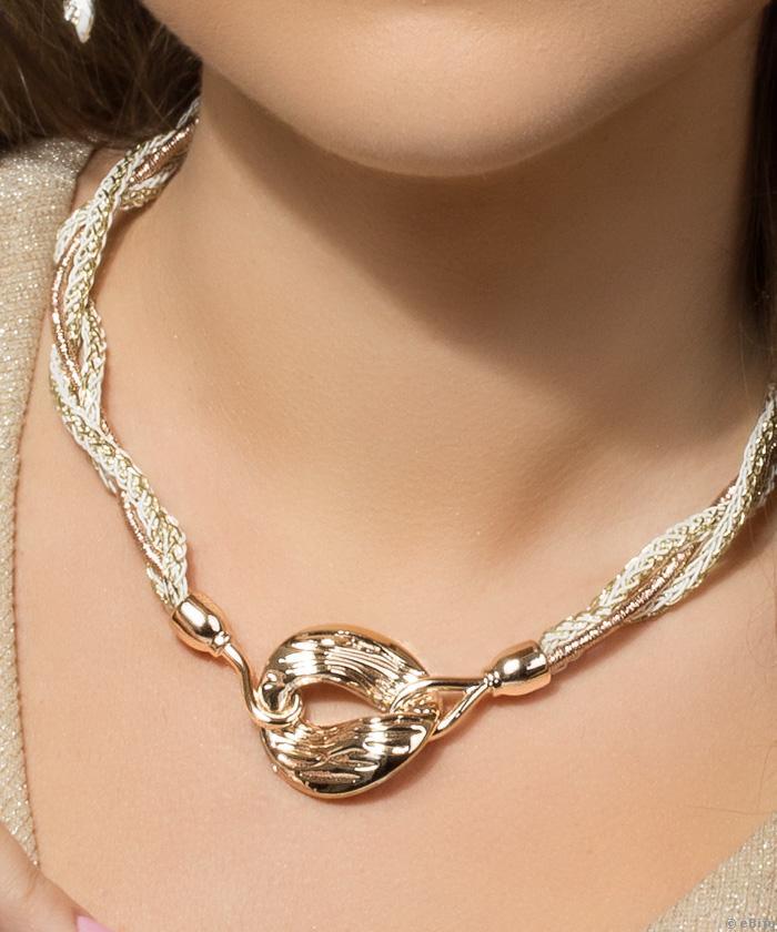 Fonott nyakék, aranyszínű textúrált medállal és kampós zárral