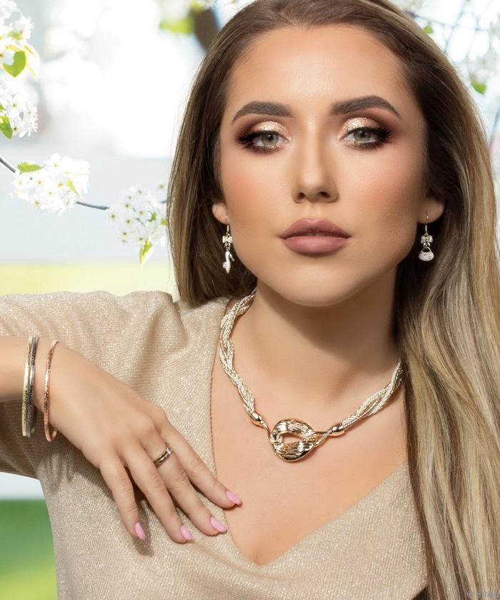 Fonott nyakék, aranyszínű textúrált medállal és kampós zárral