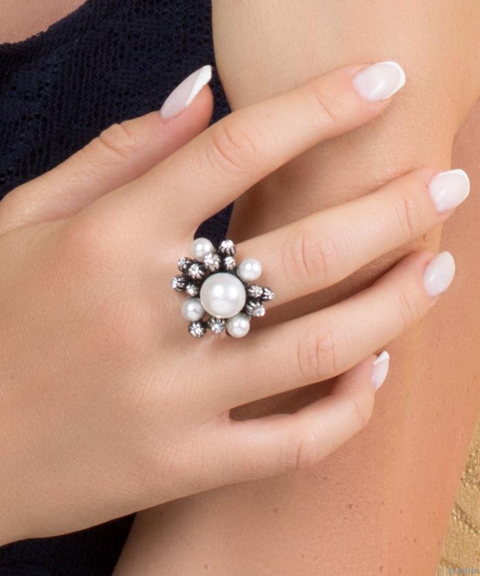 Gyűrű fehér gyöngyökkel és kristályokkal