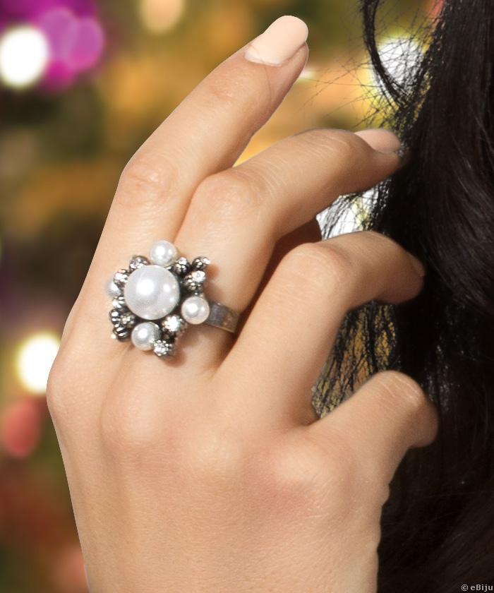 Gyűrű fehér gyöngyökkel és kristályokkal