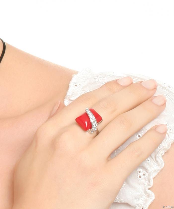 Gyűrű, piros négyszög alakú kő fehér kristályokkal