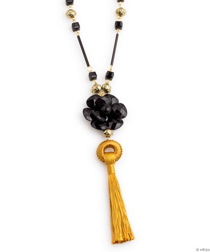 Hosszú nyakék, fekete virágból és mustárszínű rojtból álló medállal