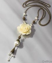 Hosszú nyaklánc, krémszínű akril rózsával