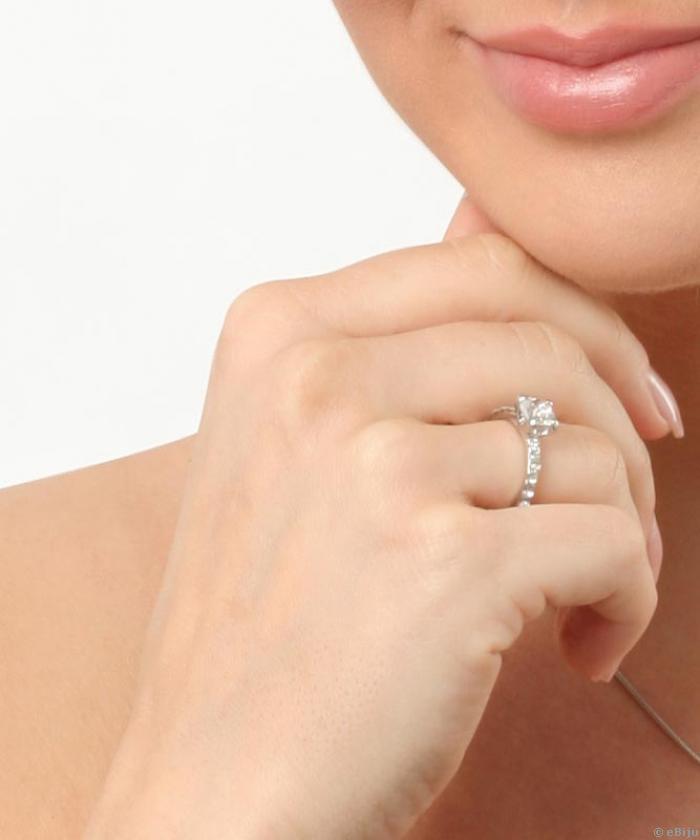 Jeggyűrű típusű gyűrű fehér strasszokkal (17 mm)