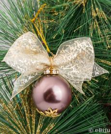 Karácsonyi gömb, aranyszínű mintákkal díszített masnival