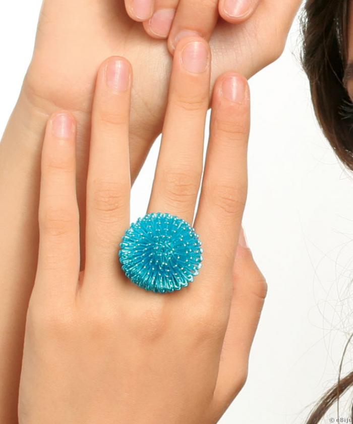 Kék gyűrű, sün formában hajlított fémből