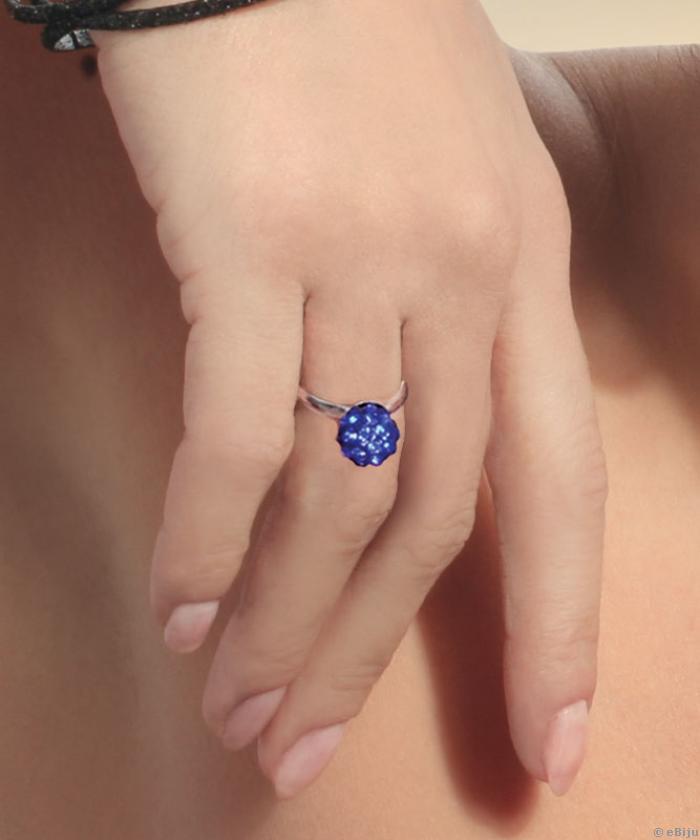 Kék multikristály gyűrű, ezüstszínű fémmel
