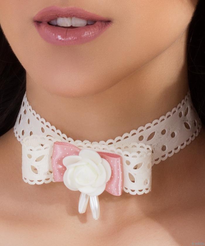 Krémszínű szalag choker, rózsával