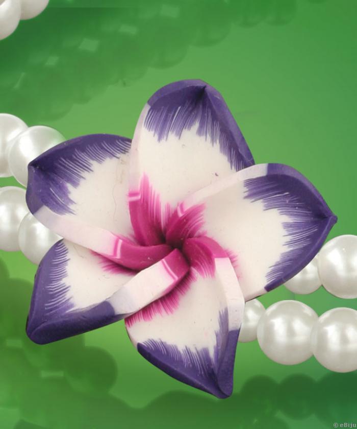 Lila-fehér virágos nyaklánc fimoból és fehér üveggyöngyökből