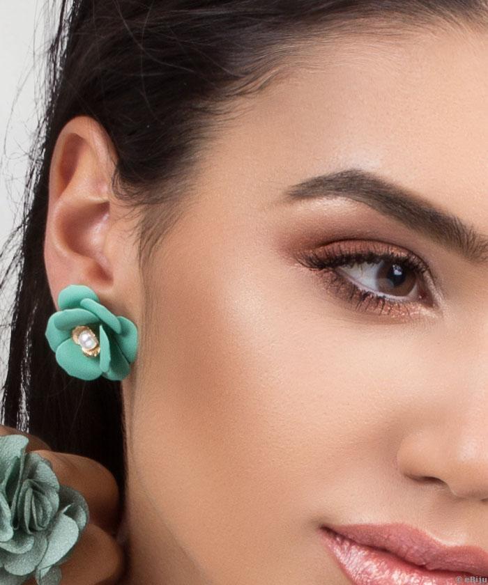 Mentazöld rózsa fülbevaló, üveggyönggyel