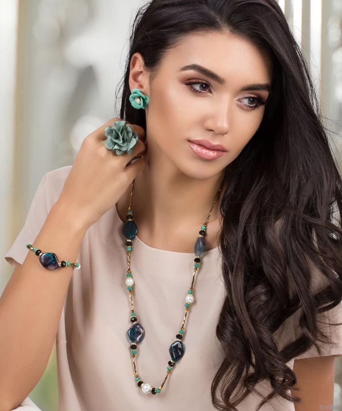 Mentazöld rózsa fülbevaló, üveggyönggyel