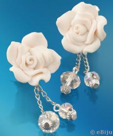 Menyasszonyi fülbevaló fehér rózsákkal és fazettált kristályokkal