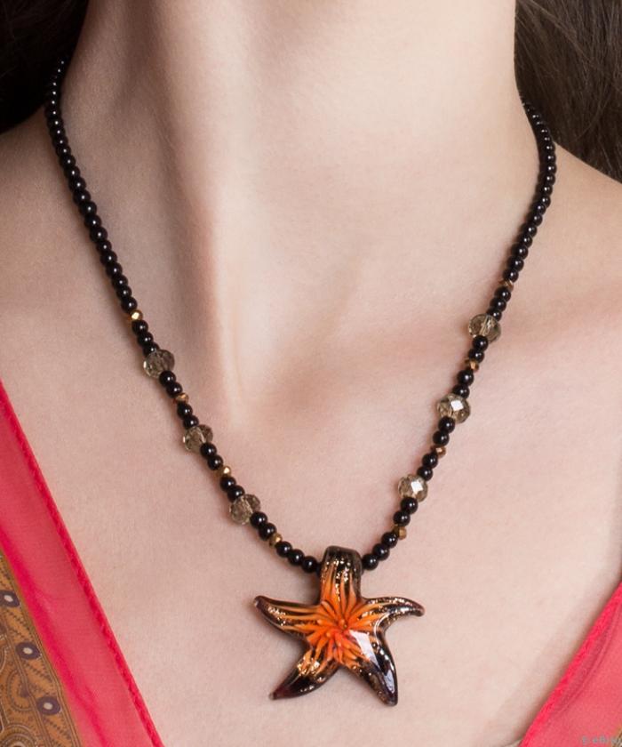 Narancssárga-fekete nyakék, üvegből készült csillámos tengeri csillag medállal