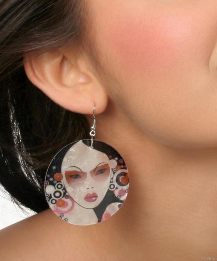Női arcképet abrázoló, festett gyöngyház fülbevaló