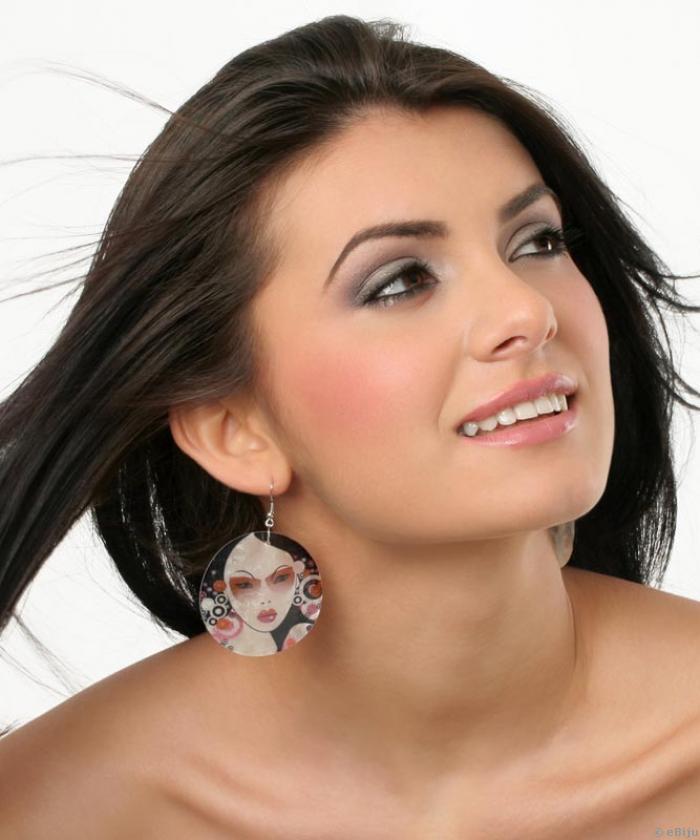 Női arcképet abrázoló, festett gyöngyház fülbevaló