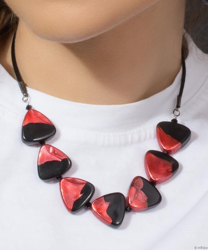 Piros-fekete nyakék, gyöngyházfényű akril, kristályokkal