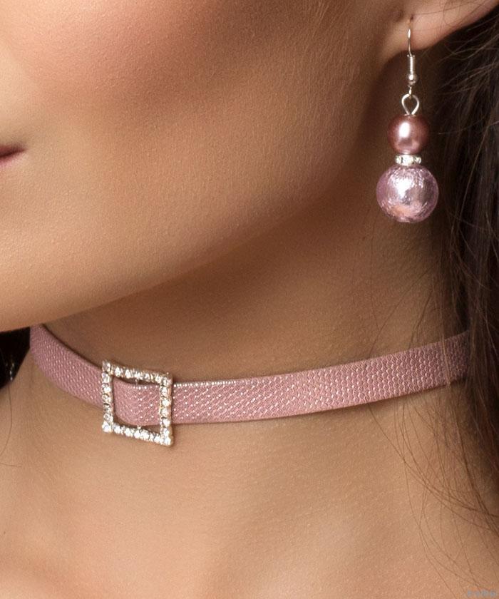 Poros rózsaszín choker, kristályos csattal