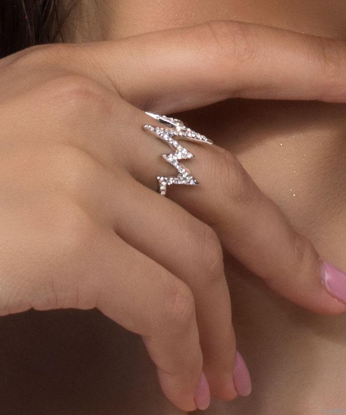 Pulzus mutatót mintázó ezüstszínű gyűrű, fehér kristályokkal