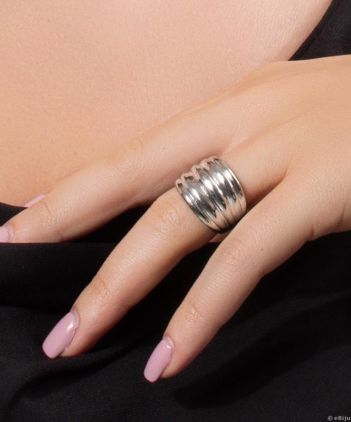 Redőzött, ezüstszínű fém gyűrű