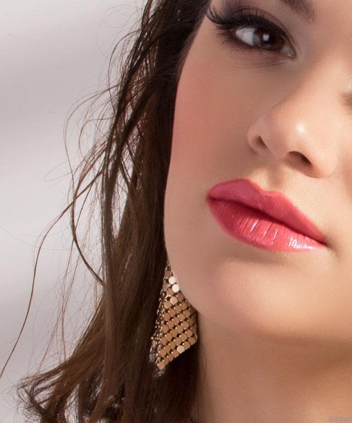 Rombusz formájú, bronzszínű szövött fém fülbevaló