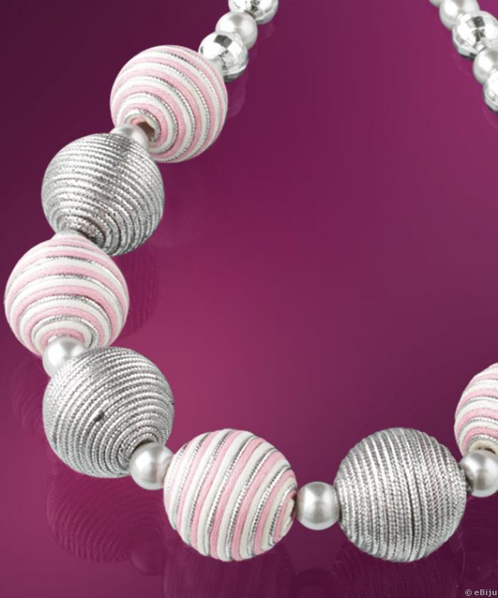 Rózsaszín és ezüstszínű textilgyöngyökből készült nyakék